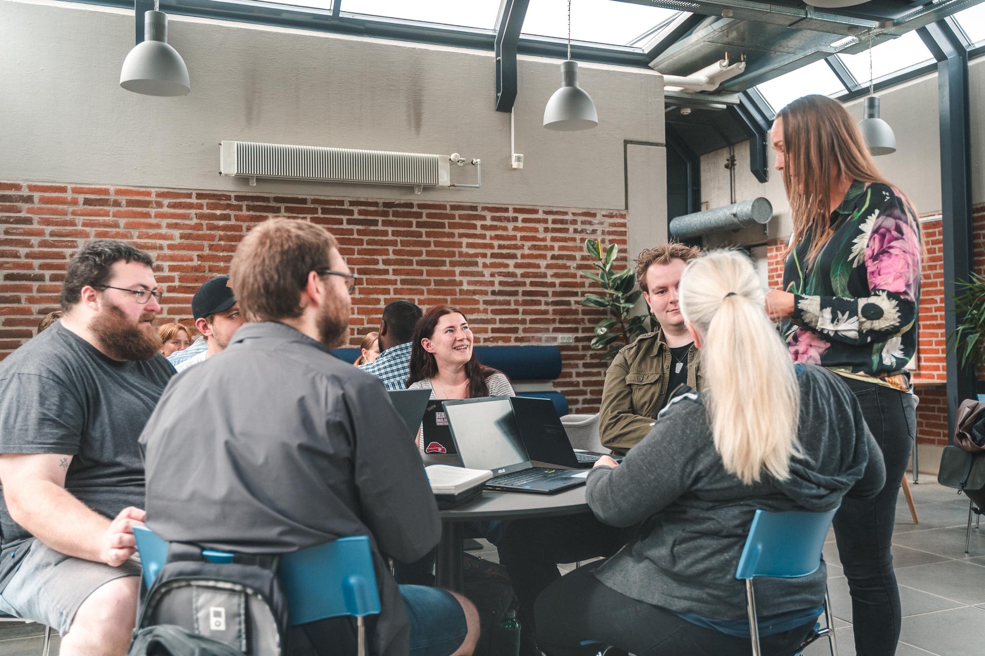 Gruppearbejde på Institut for Samfund og Politik.