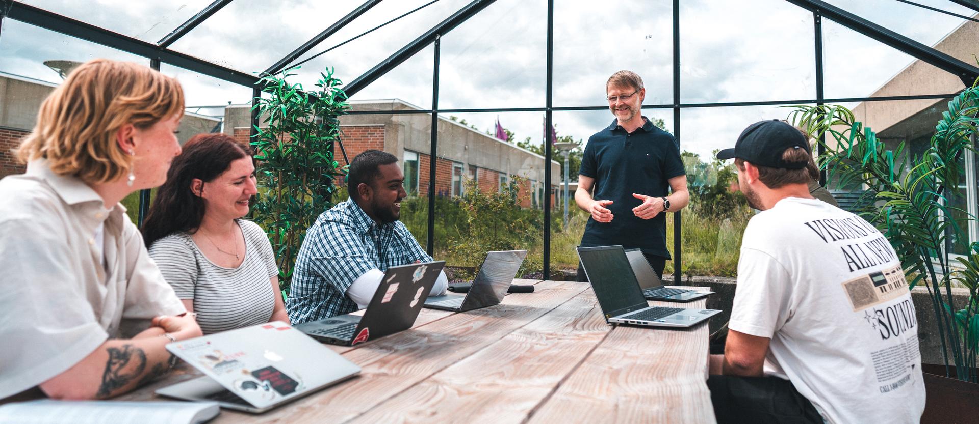 Billede af undervisning i glashus på Aalborg Universitet.