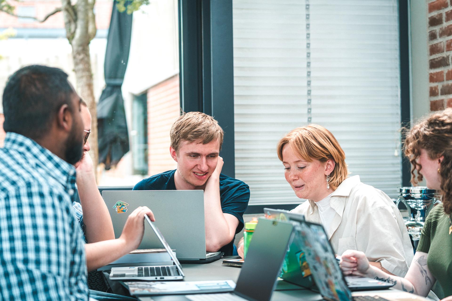 Billede af gruppearbejde på Institut for Samfund og Politik